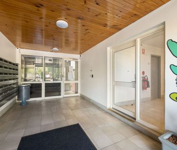 Part furnished unit in secure building - Photo 6