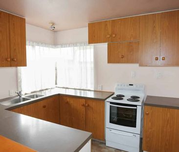 3 BEDROOM, 2 BATHROOM TOWNHOUSE - Photo 2