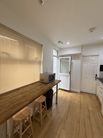 Room in a Shared House, High Town Road, LU2 - Photo 3
