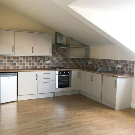 2 bedroom Flat To Let - Photo 3