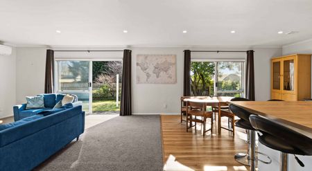 Bright and Spacious 4-Bedroom Family Home - Photo 5
