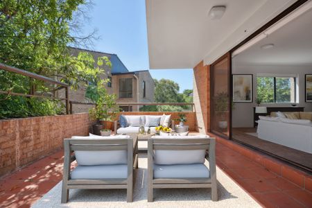 Family sized and secluded with two garages - Photo 4