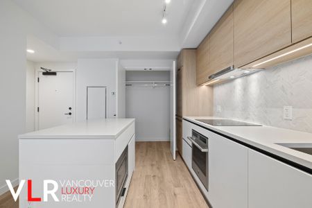 Condo in Surrey, BC - Photo 3