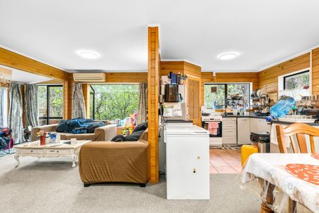 Situated in one of the most sought after areas here in Hamilton sits this immaculately presented three bedroom Lockwood home. - Photo 4