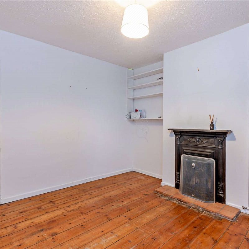 Lovely terraced house with good size garden in the heart of the town centre within walking distance of all amenities. - Photo 1