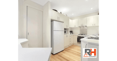 STYLISH TOWNHOME LIVING IN A PRIME LOCATION - Photo 3