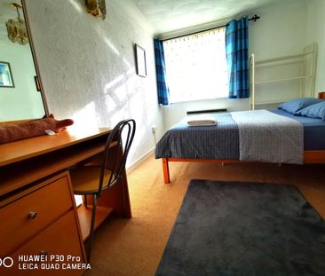 Room in a Shared Flat, Gatestone Court. Central Hill, SE19 - Photo 2