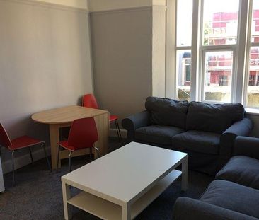 4 bedroom flat to rent - Photo 1