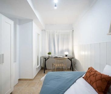Room in a shared 25-bedroom apartment for rent in Valdeacederas. - Foto 6