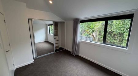 Spacious 3-Bedroom Townhouse - Photo 2