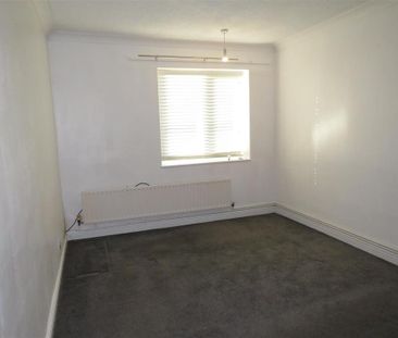 3 bedroom flat to rent - Photo 3