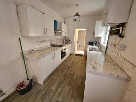 3 bedroom end of terrace house to rent - Photo 4