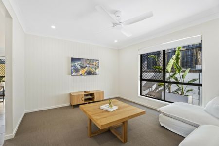 IMMACULATE FAMILY HOME - Photo 5