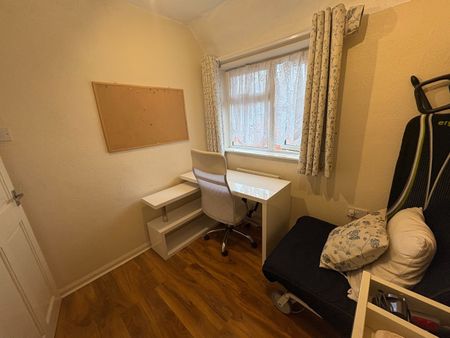3 Bed Semi-Detached House, Roker Close, NG8 - Photo 3