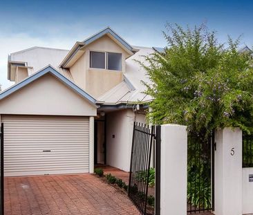 Location & Lifestyle 3 bedroom townhouse in stunning Goodwood - Photo 1