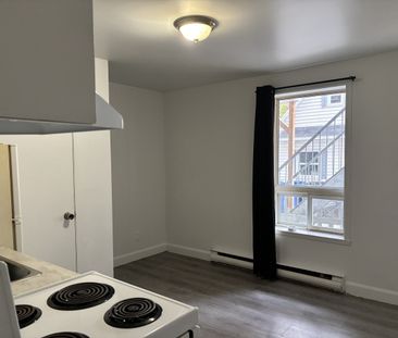 Beau grand studio 1 1/2, St-Roch, Libre WIFI - Photo 1