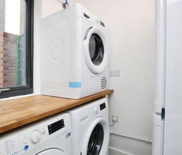 A fantastic opportunity to rent a ROOM in this 6 bedroom student ho... - Photo 5