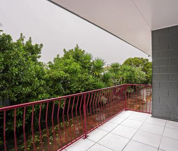 Private rear setting in a central Hyde Park location - Photo 5