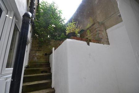 2 bedroom flat to rent - Photo 2