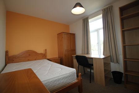 4 Bed Semi-Detached House, Burgess Road, SO17 - Photo 5