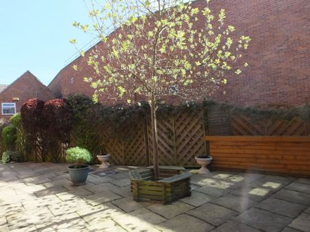 1 bed ground floor flat to rent in The Square, Kenilworth, CV8 - Photo 2