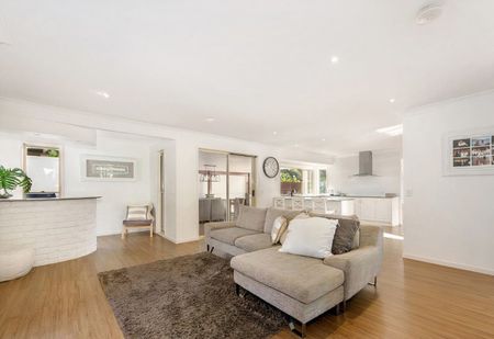 Spacious 5 Bedroom Family Home in Sought-After Robina Location - Photo 3
