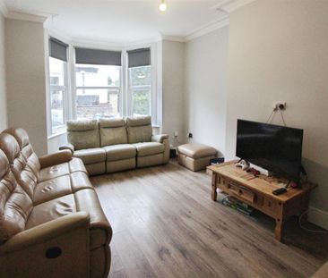 6 bedroom House To Let - Photo 1