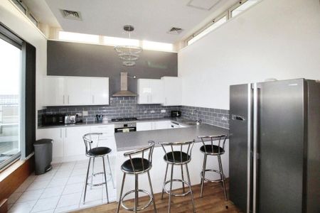 3 bedroom flat to rent - Photo 5