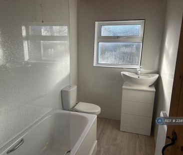 2 bedroom end of terrace house to rent - Photo 4