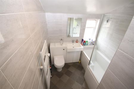 2 bedroom Terraced House to let - Photo 5