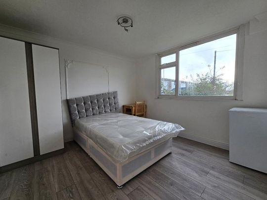 1 bedroom in a house share to rent - Photo 1