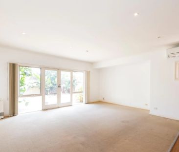 SPACIOUS SINGLE STOREY TOWNHOUSE IN SAFE SECURE NEIGHBOURHOOD! - Photo 1