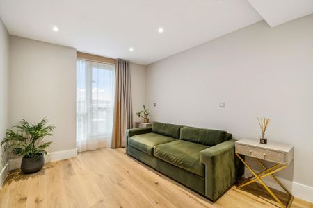 Knight Frank are delighted to offer this three bedroom furnished apartment on Baker Street. - Photo 4