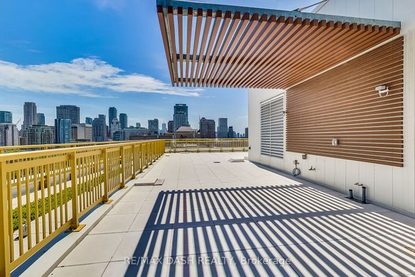 Yorkville's Finest: Unmatched Sky Penthouse, 2665 sqft, 10' Ceilings, Chef's Kitchen, Private Rooftop Terrace. Luxury Living at Its Peak! - Photo 1