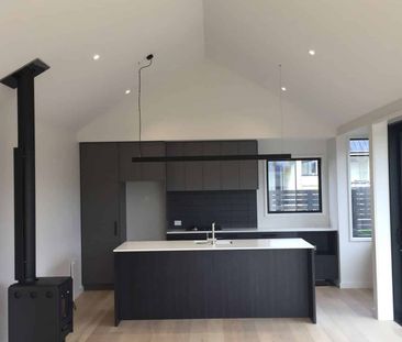 Family home in Jacks Point - Photo 3