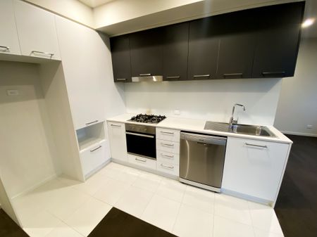 Modern Lakeside Apartment - Photo 3