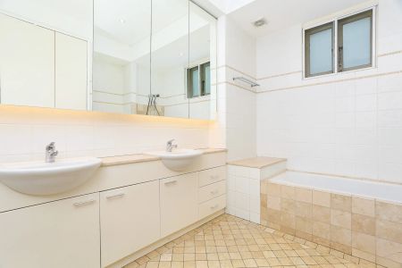 Stunning architecturally designed home: 3 bedroom + granny flat/4th bed - Photo 4