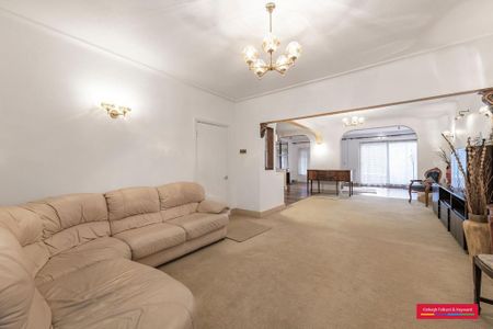 4 bedroom end of terrace house to rent - Photo 3