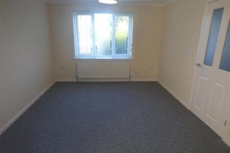 3 bedroom end of terrace house to rent - Photo 3