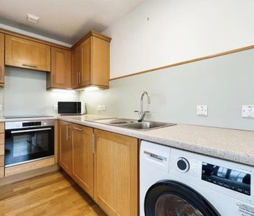 Three large bedrooms, an ensuite, a balcony with superb seventh flo... - Photo 4