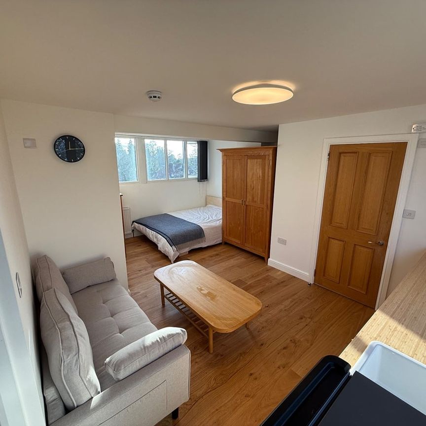 Studio Flat, Roxeth Hill, HA2 - Photo 1