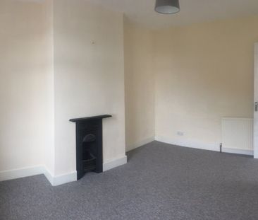 3 Bed Semi-Detached House, Warren Avenue, SO16 - Photo 2