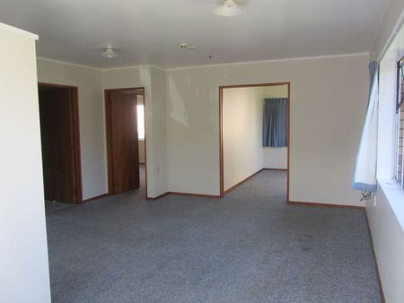 Spacious 2 bdrm house with a single secure garage - Photo 3