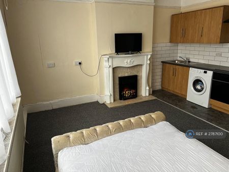 Studio to rent - Photo 2