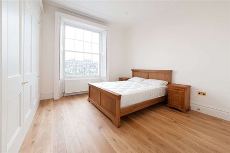 Exceptional apartment over looking Eccleston Square, beautifully refurbished and presented in immaculate condition, boasting tremendous ceiling height, contemporary design and garden access. - Photo 5