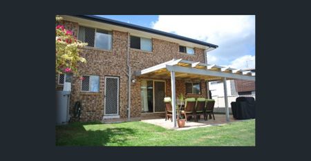 3 Bedroom offstreet townhouse with spacious backyard and entertainment area - Photo 4