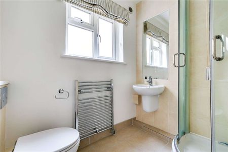 Charming two bedroom split-level flat offering over 800 sq. ft of living space, close to Clapham Junction. - Photo 5