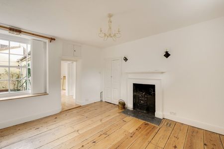 3 Bed Flat - Photo 3
