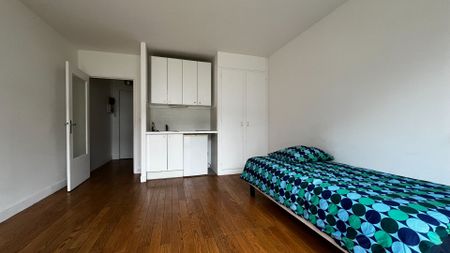 Appartement a louer Paris - Loyer €880/mois charges comprises ** - Photo 2