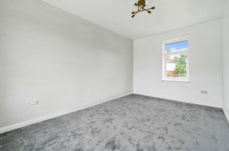 3 Bed Semi-Detached House, Staverton Road, RG2 - Photo 2